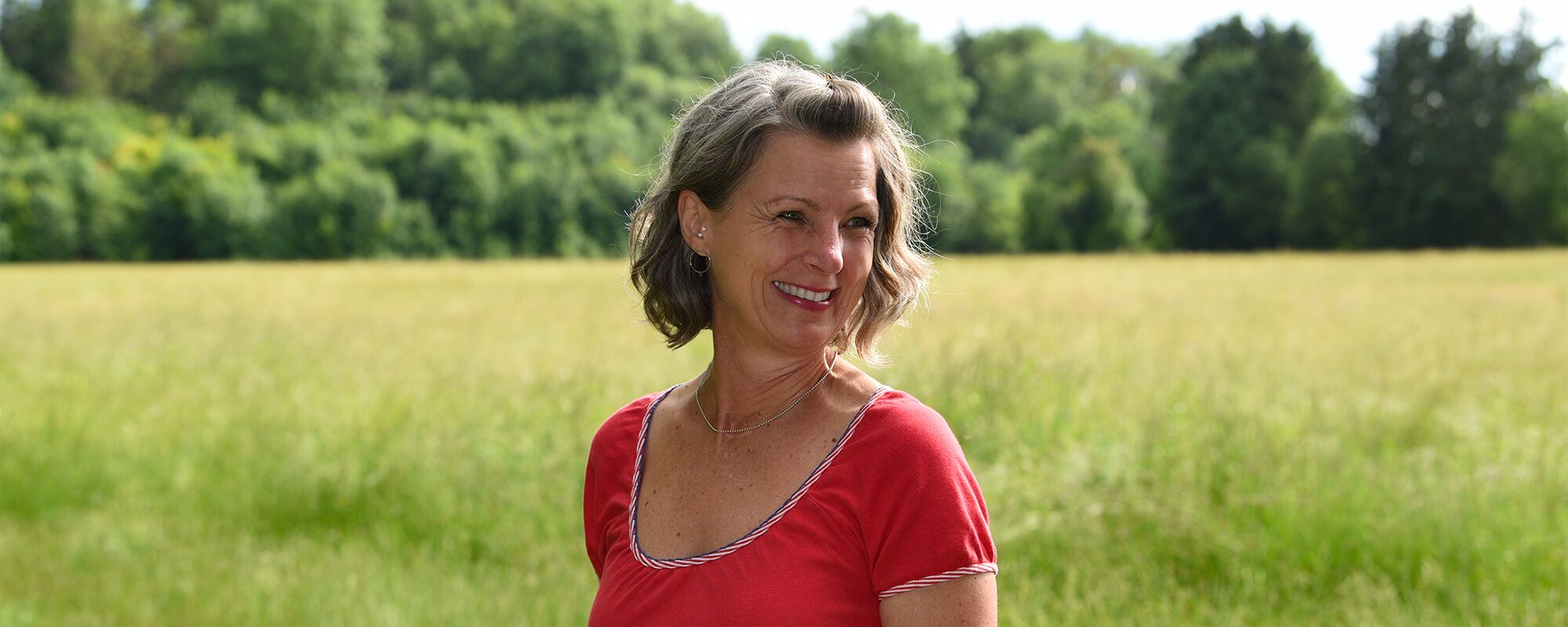 Martina Lechner, Augsburg. Unterstützung in schwierigen Lebenslagen. Frau Lechner auf der Wiese © Martina Lechner, Systemische Beratung Augsburg