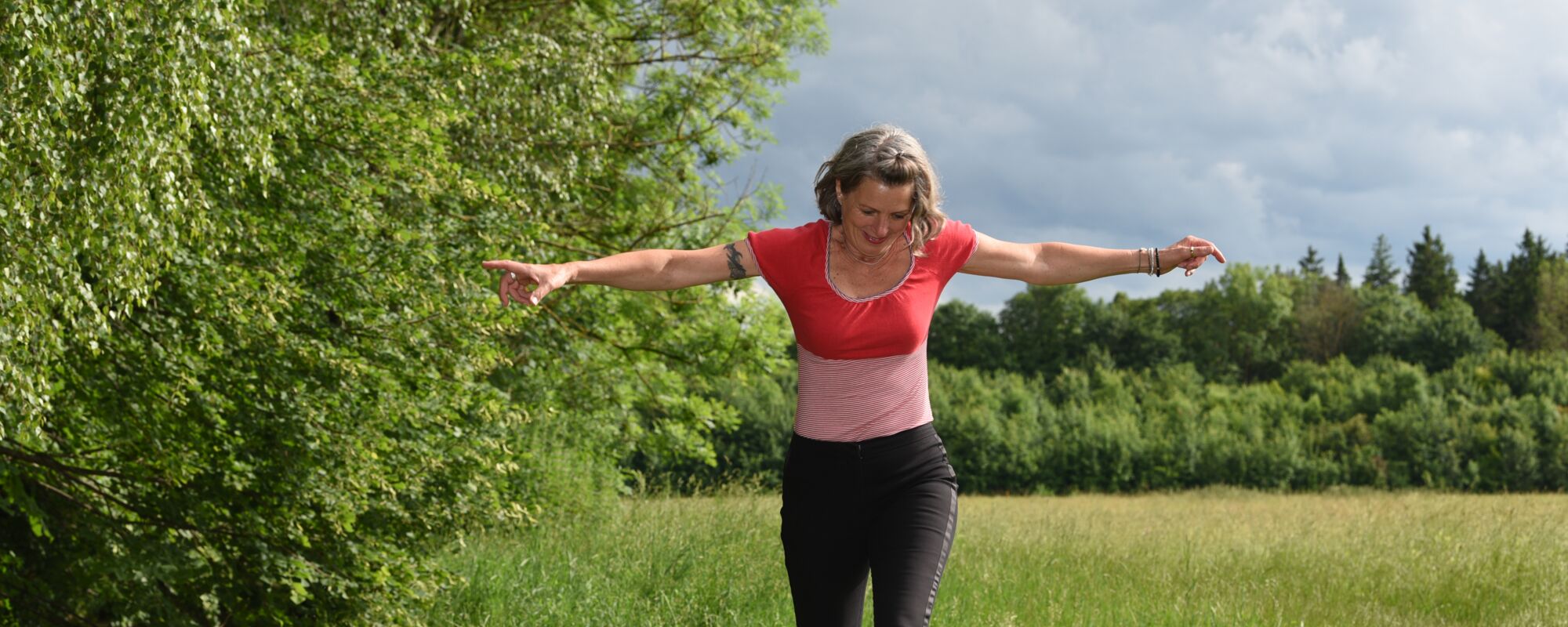 Martina Lechner, Augsburg. Begleitung und Unterstützung in schwierigen Lebenslagen Frau Lechner springt am Bach © Martina Lechner, Systemische Beratung Augsburg